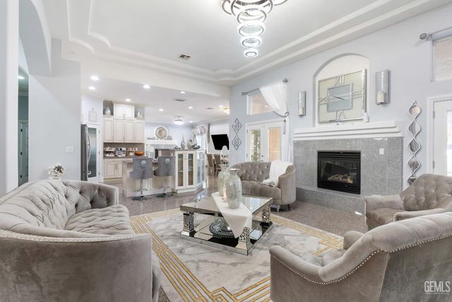 5059 N Hills Drive, Bakersfield, CA 93308