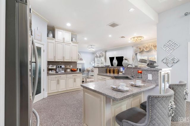 5059 N Hills Drive, Bakersfield, CA 93308