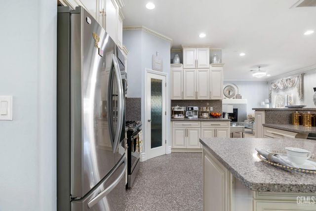 5059 N Hills Drive, Bakersfield, CA 93308