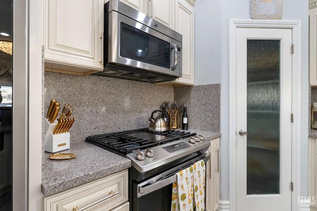 5059 N Hills Drive, Bakersfield, CA 93308