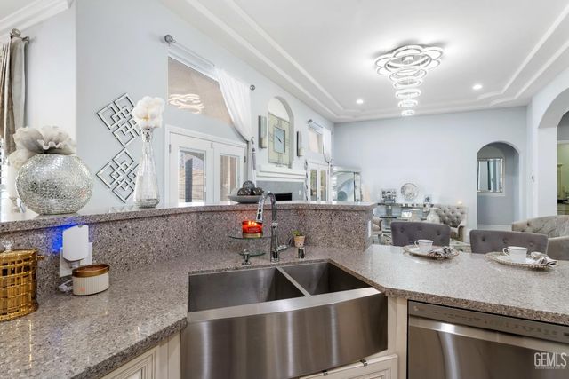 5059 N Hills Drive, Bakersfield, CA 93308