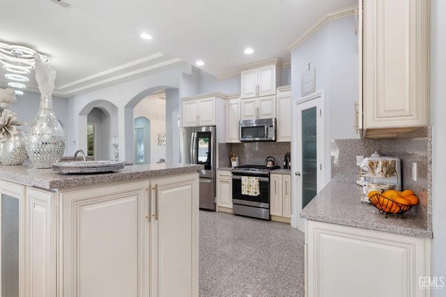5059 N Hills Drive, Bakersfield, CA 93308