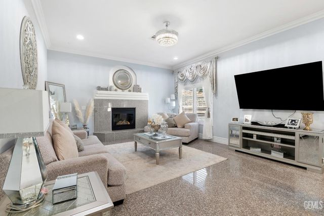 5059 N Hills Drive, Bakersfield, CA 93308