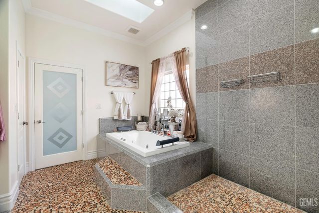 5059 N Hills Drive, Bakersfield, CA 93308