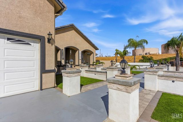 5059 N Hills Drive, Bakersfield, CA 93308