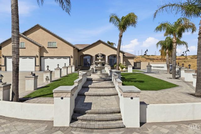 5059 N Hills Drive, Bakersfield, CA 93308