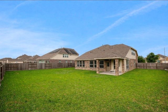 9511 White Landing Drive, Mont Belvieu, TX 77523