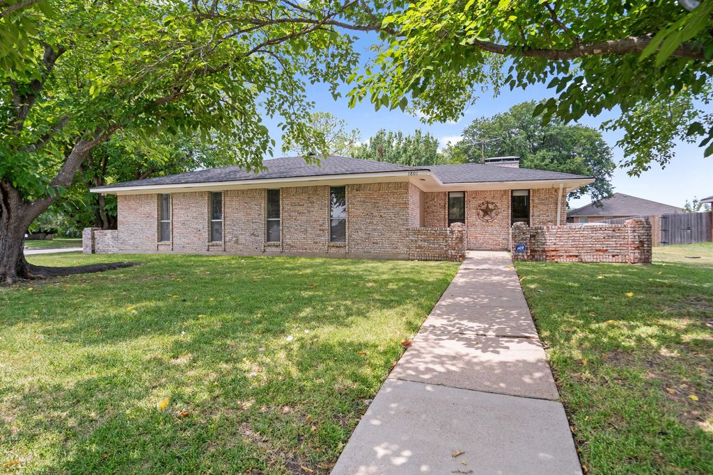 1801 Ridgecrest Drive, Terrell, TX 75160