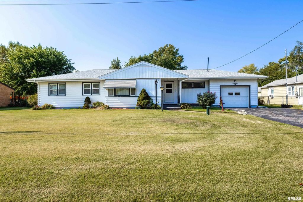 210 E 17TH Street, Milan, IL 61264