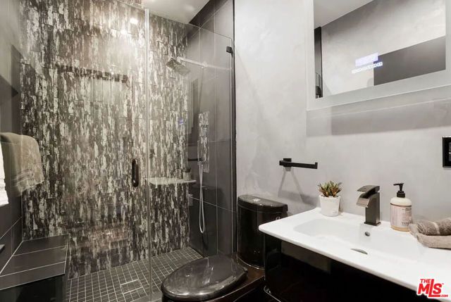 8401 WYNDHAM Road, Los Angeles, CA 90046