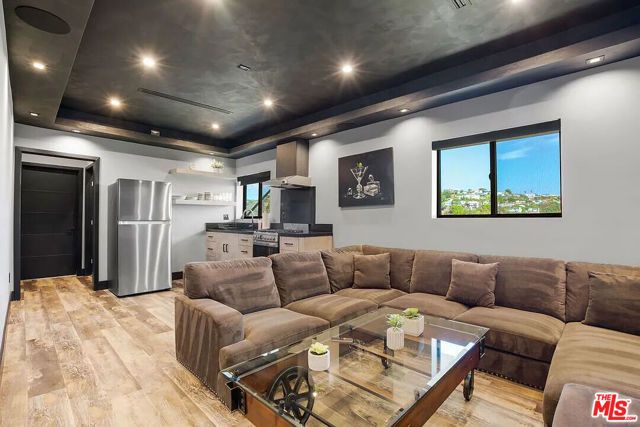 8401 WYNDHAM Road, Los Angeles, CA 90046