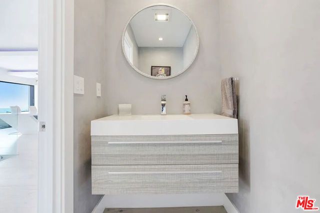 8401 WYNDHAM Road, Los Angeles, CA 90046