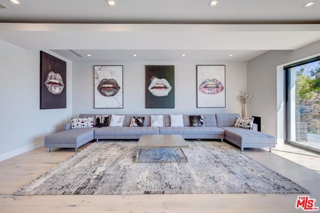 8401 WYNDHAM Road, Los Angeles, CA 90046