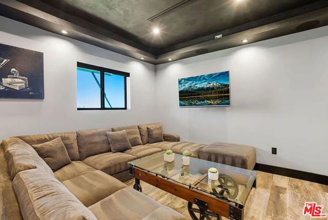 8401 WYNDHAM Road, Los Angeles, CA 90046