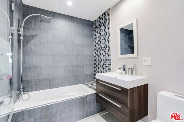 8401 WYNDHAM Road, Los Angeles, CA 90046