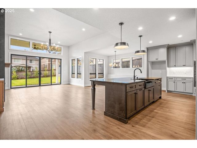 760 N V St, Washougal, WA 98671