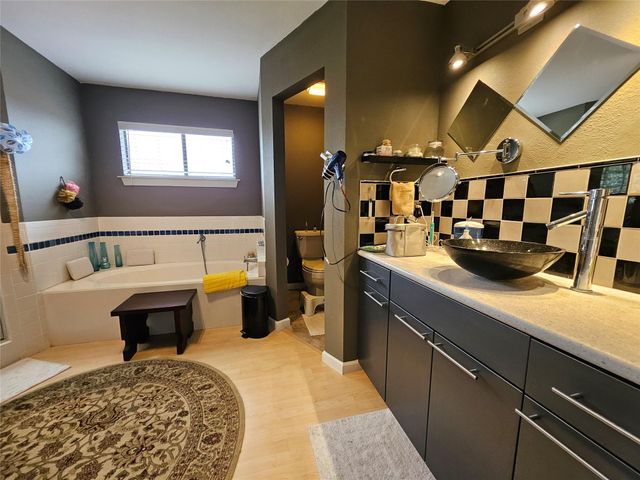 21201 Kathy LN, Spicewood, TX 78669