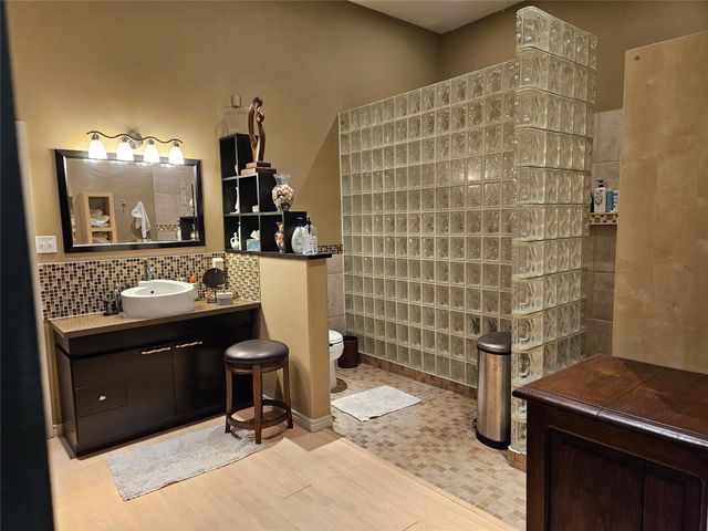 21201 Kathy LN, Spicewood, TX 78669