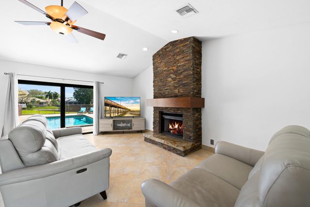 606 NW 112th Way, Coral Springs, FL 33071