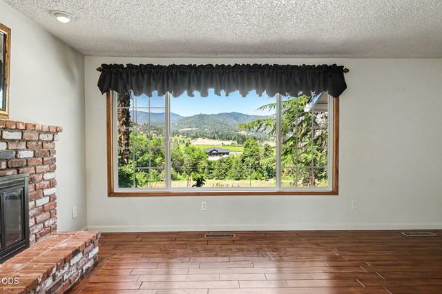 7355 Wagner Creek Road, Talent, OR 97540