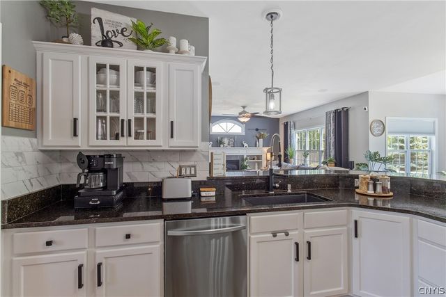 8222 Trellis Brook Lane, Clay, NY 13090