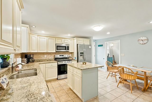 58 Wedgewood Dr, Holliston, MA 01746