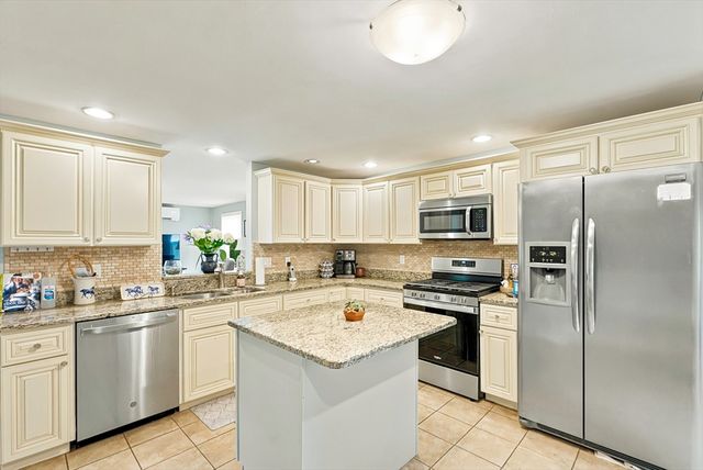 58 Wedgewood Dr, Holliston, MA 01746