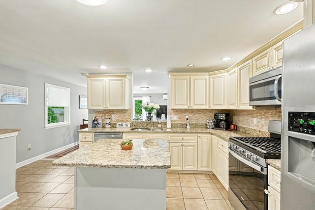 58 Wedgewood Dr, Holliston, MA 01746