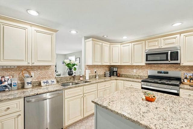 58 Wedgewood Dr, Holliston, MA 01746