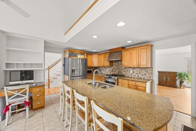 8 Telegraph Hill Road, Sandwich, MA 02563