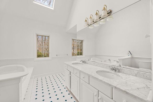 8 Telegraph Hill Road, Sandwich, MA 02563