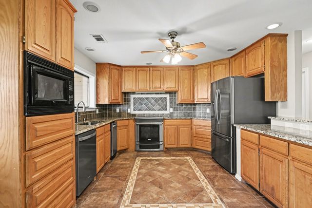 10101 Round Hill Road, Fort Worth, TX 76131