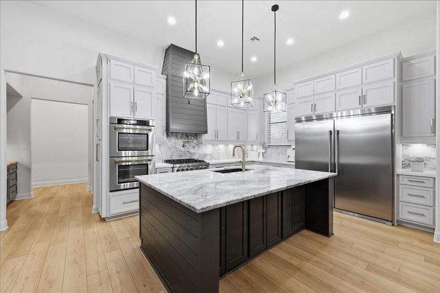 9448 Acadian Way, Orange, TX 77630