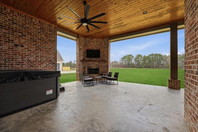 9448 Acadian Way, Orange, TX 77630