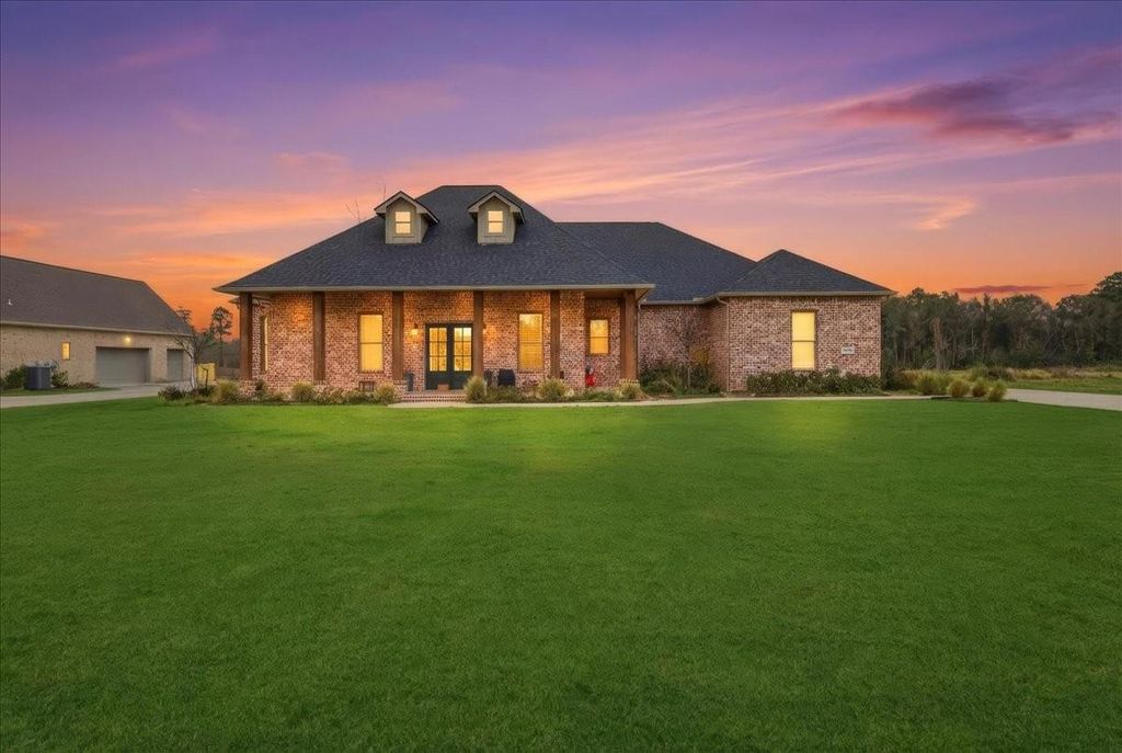 9448 Acadian Way, Orange, TX 77630