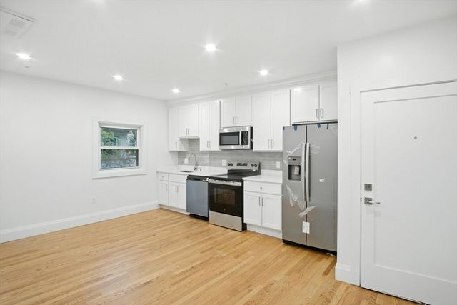 21 Regent Cir 6, Brookline, MA 02445