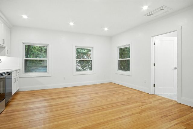 21 Regent Cir 6, Brookline, MA 02445