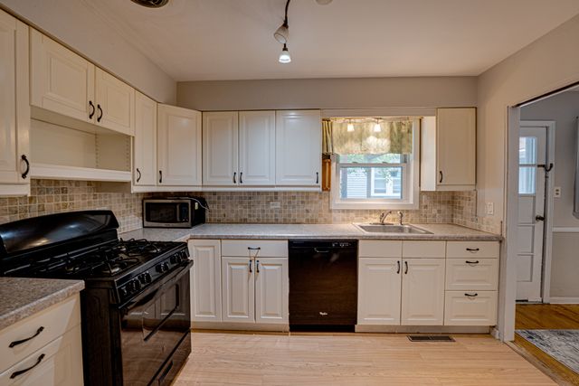 1127 Santa Rosa Avenue, Wheaton, IL 60187
