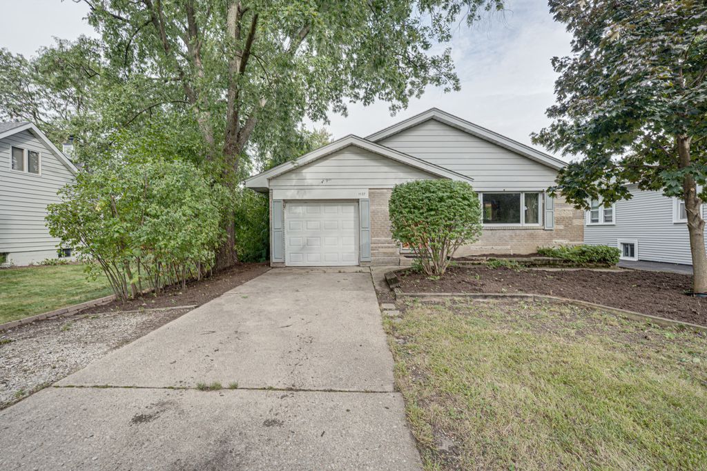 1127 Santa Rosa Avenue, Wheaton, IL 60187