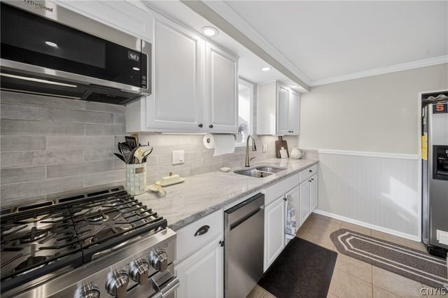 6989 Van Antwerp Dr, Cicero, NY 13039