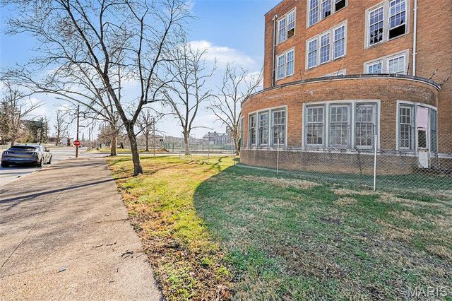 2615 Billups Avenue, St Louis, MO 63113