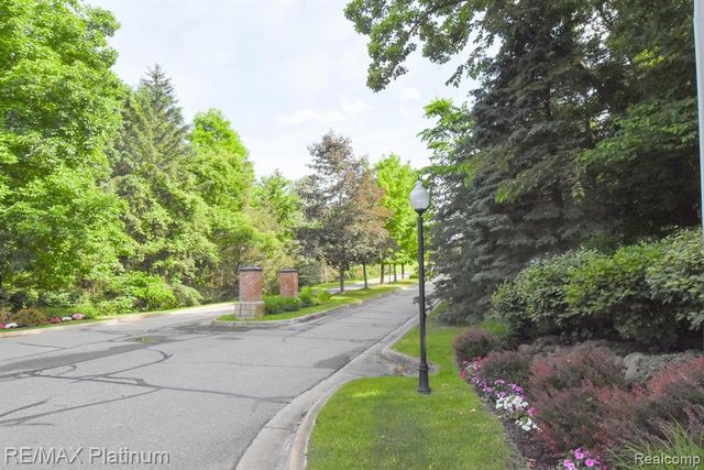 35 Shannon Glen Drive, Fenton, MI 48430