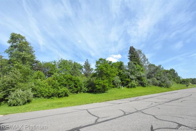 35 Shannon Glen Drive, Fenton, MI 48430
