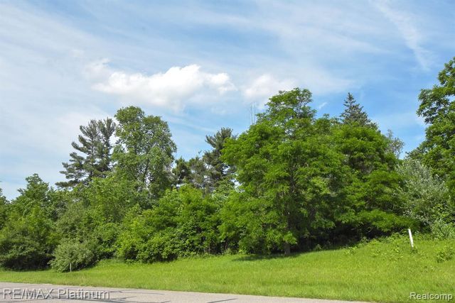 35 Shannon Glen Drive, Fenton, MI 48430