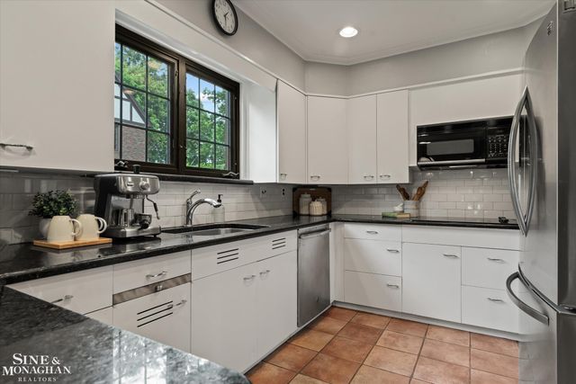 542 Lakepointe Street, Grosse Pointe Park, MI 48236