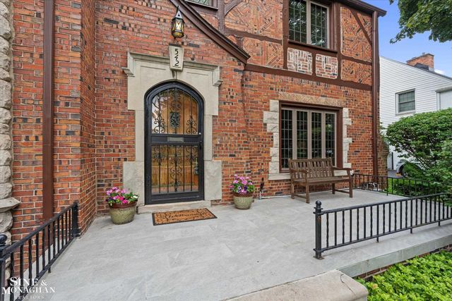 542 Lakepointe Street, Grosse Pointe Park, MI 48236
