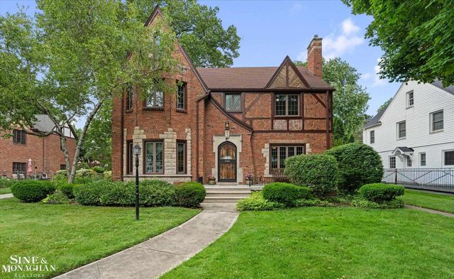 542 Lakepointe Street, Grosse Pointe Park, MI 48236