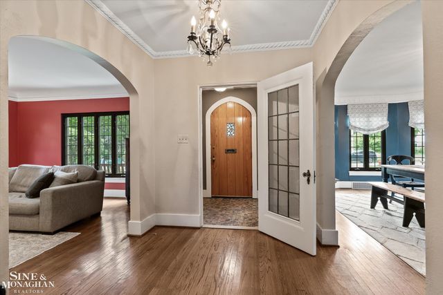 542 Lakepointe Street, Grosse Pointe Park, MI 48236