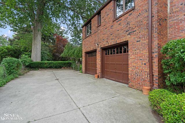 542 Lakepointe Street, Grosse Pointe Park, MI 48236