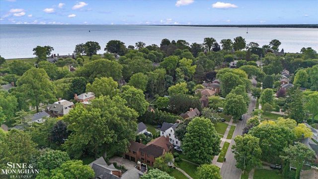 542 Lakepointe Street, Grosse Pointe Park, MI 48236